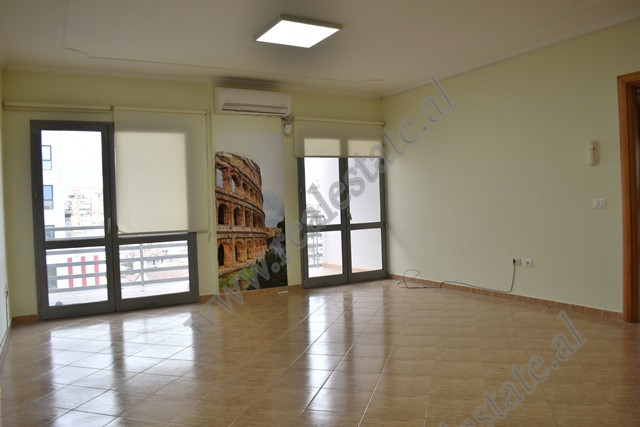 Ambient zyre me qira ne zonen e Zogut te Zi, ne qendren e Biznesit Qatar, ne Tirane.
Pozicionohet n